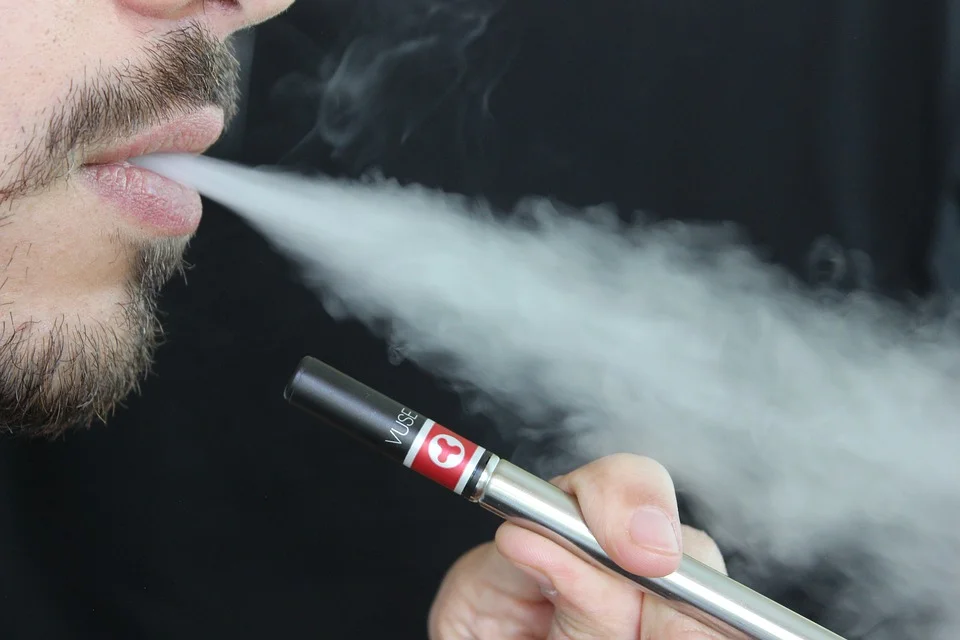 Short-Term and Long-Term Effects of Vaping: Risks and Health Impacts 14 EVALI lung short term and long term health hazards
